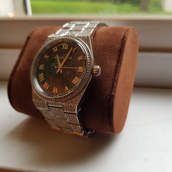 Micheal Kors Silver with Black Clock Face - Picture 2 of 4